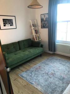 2 Bed Apt with air con - 10min to Canonbury Station的休息区