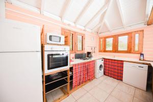 黑角Gite Hibiscus的厨房配有白色冰箱和微波炉