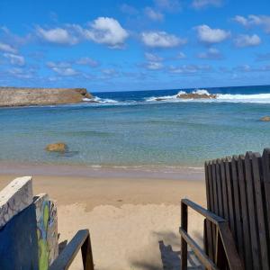 伊莎贝拉Ache Pa Ti II Isabela的海滩上设有长凳和海洋