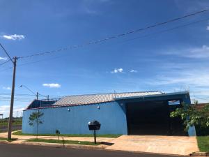 里贝朗普雷托Espaço céu Azul的街道边的蓝色建筑