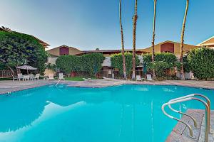 棕榈泉Mountains & Palms #5648的一座房子前面的蓝色海水游泳池