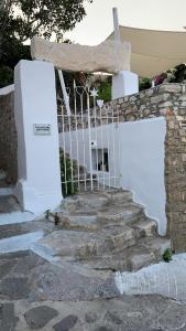 雷夫克斯THE OLIVE MILL GUEST HOUSE的一条带白色门和一些楼梯的楼梯