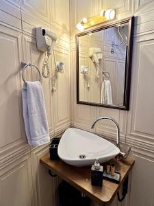 普里兹伦Hotel Fjorr的一间带水槽和镜子的浴室