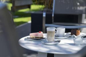 奥伯斯特多夫加姆斯精品酒店的一张桌子,上面放着两杯咖啡和蛋糕