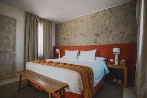 AgreloChozos Resort的一间卧室配有一张大床和木制床头板