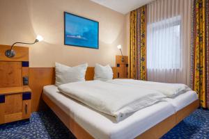 库罗阿尔滕堡拉登明勒酒店的卧室配有一张白色大床