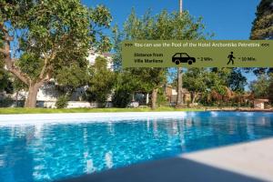 科孚镇Villa Marilena的显示您可以使用酒店的雅典卫城的游泳池的标志