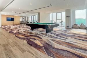 迪拜Frank Porter - 1 Residences 2 East Tower的大房间设有一张台球桌,铺着地毯