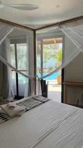 恩加帕鲁Villa Chanalu的一间卧室设有一张床,享有游泳池的景色