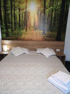 布什泰尼Casa Liana的一张带森林绘画的床