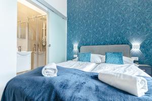 维也纳Mariahilfer Boutique Rooms - Virtual Reception & Self-Checkin的蓝色卧室设有一张带蓝色墙壁的大床