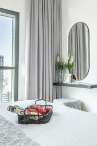 迪拜Frank Porter - Zumurud Tower, Dubai Marina的床上一篮水果,带镜子