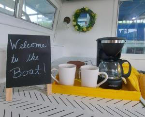 HaletownCute & Cozy Houseboat Near Chattanooga的一个带杯子的木制托盘和咖啡壶