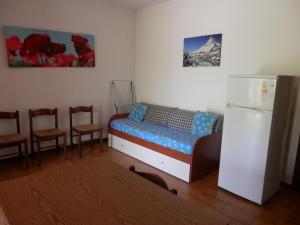 普林希匹纳马尔Il Gamberetto的客房设有带椅子的床和冰箱。