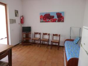 普林希匹纳马尔Il Gamberetto的客厅配有沙发和桌椅