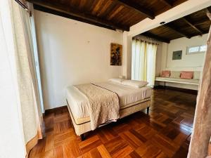 蒙特里科Casa Pierre的一间卧室配有一张床,铺有木地板