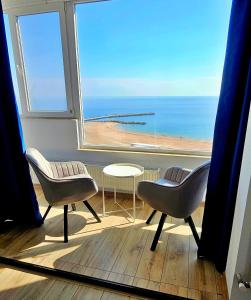 康斯坦察Sea View Studio的客房设有大窗户,享有海滩美景