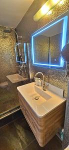 康斯坦察Sea View Studio的一间带水槽和镜子的浴室