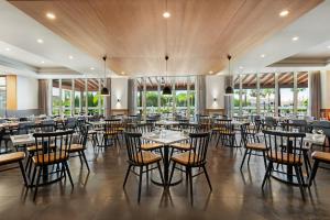金塔湖Wyndham Grand Algarve的用餐室设有桌椅和窗户。