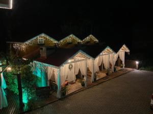 卡内拉Chales e Spa Exclusive - Localizado Proximo do Centro的享有带圣诞灯的建筑的顶部景色