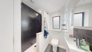 巴拉顿Pitts Cottage Annexe的白色的浴室设有水槽和卫生间。