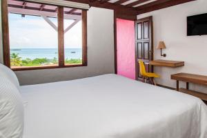 圣安德烈斯加利比坎普全包酒店的一间卧室配有一张床,享有海景