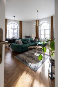 兹诺伊莫Apartmány Marienhof的客厅配有绿色沙发和桌子