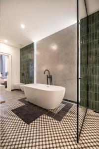 兹诺伊莫Apartmány Marienhof的大型浴室设有2个浴缸和淋浴。