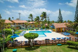 圣安德烈斯加利比坎普全包酒店的度假村游泳池的图片