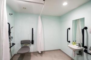 利物浦利物浦便捷酒店的一间带卫生间和水槽的浴室