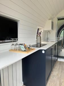 斯卡伯勒Luxury Glamping In North Yorkshire National Park & Coastal Area的厨房配有带水槽的柜台和柜台。