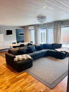 哈尔姆斯塔德Villa, Barnvänlig, nära strand/shopping的客厅配有蓝色的沙发和桌子