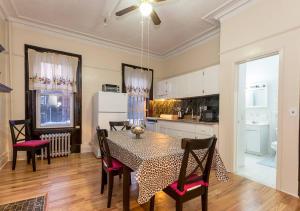 纽约Comfortable One Bedroom Apartment的厨房以及带桌椅的用餐室。