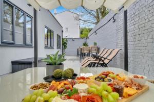 芬奇利homely- North London Penthouse Apartment Finchley的屋中餐桌上的自助餐