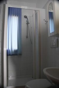 普林希匹纳马尔Le Arselle的带淋浴、卫生间和盥洗盆的浴室