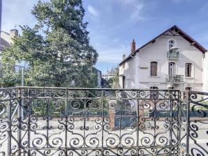 塔布[L'Abbat-Jour] Le Massey • Calme • Lumineux的白色房子前面的铁栅栏