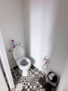 塔布[L'Abbat-Jour] Le Massey • Calme • Lumineux的浴室设有卫生间,铺有黑白瓷砖地板。
