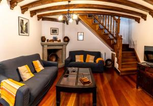 拉阿贝尔卡Casa del tablao的带沙发和楼梯的客厅