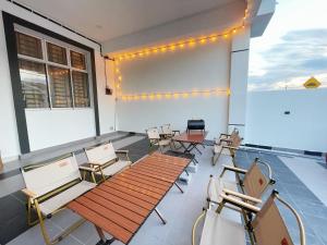 古来Bandar putra Ktv Snooker BBQ/IOI Mall/JPO/Aeon/Senai Airport/Kulai的一间墙上配有桌椅和灯的房间