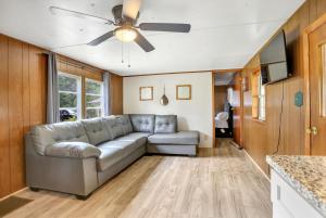 OcklawahaOcala Farm Lake House的带沙发和吊扇的客厅