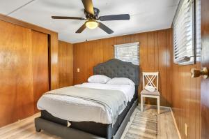 OcklawahaOcala Farm Lake House的一间卧室配有一张带吊扇的床