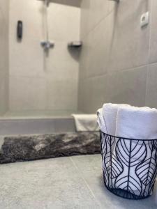 日托米尔Hotel Femina的一间黑色和白色的浴室,配有毛巾