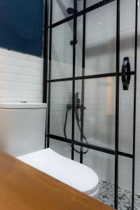 KirazlıCHALET VERDE的一间带白色卫生间的浴室和窗户。