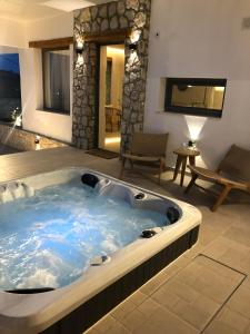 阿彻奇洛斯Lithos Luxury Villa的按摩浴缸位于客房中间
