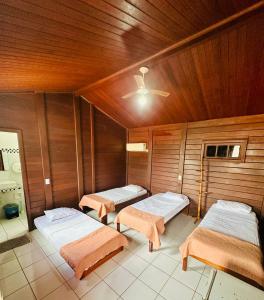 杰里科科拉Jeri Kite Surf Hostel的带三张床和天花板的客房