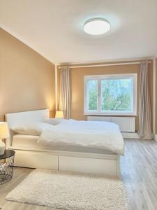 柏林2Room Apartment in Best Place的卧室配有白色的床和窗户。