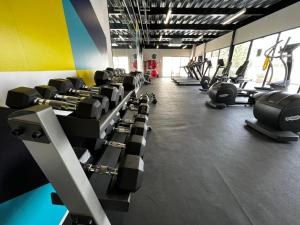 瓜达拉哈拉Departamento LIVA estadio Akron zona real的健身房,配有各种跑步机和机器