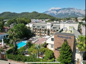 安塔利亚Ambassador Hotel & Spa- All Inclusive的享有度假胜地的空中景致,以山脉为背景