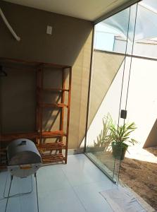 古里里Casa Luxo e Sossego 50m da Praia的一个带椅子和植物的玻璃房子