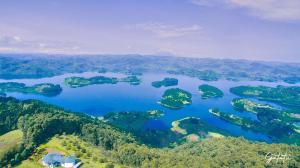 卡巴莱Lake bunyonyi view lodge的享有大湖和岛屿的空中景色